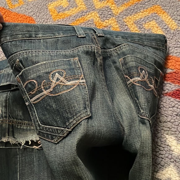 Starched Southern Thread Jeans - Picture 4 of 7